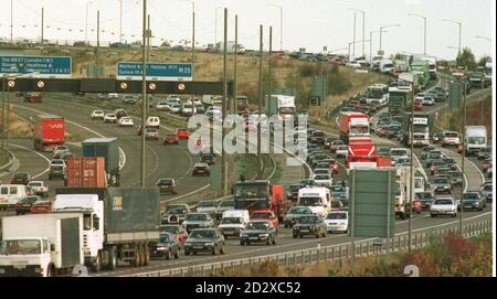 La sortie 15 de la M25 connaît aujourd'hui la congestion, à l'occasion du 10e anniversaire de l'ouverture de l'autoroute (mardi). 18/12/03: Les conducteurs sur la route la plus achalandée de Grande-Bretagne font face à deux années de ralentissements, a annoncé aujourd'hui l'AA. Les embouteillages sont attendus lorsque d'importants travaux de voirie débuteront au début du mois de janvier sur la partie la plus encombrée de la route orbitale de Londres, la M25. Le travail consiste à élargir un tronçon de sept milles à l'ouest de Londres entre la jonction 12 (la jonction avec la M3 au sud de Staines) et la jonction 15 (la jonction avec la M4 près de l'aéroport d'Heathrow). Banque D'Images