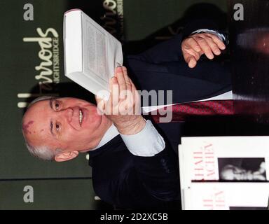 L'ancien président soviétique Mikhaïl Gorbatchev signe aujourd'hui des copies de ses mémoires dans le grand magasin Harrods de Londres (tue). Gorbatchev a déclaré dans un entretien avec PA News que les graves problèmes liés à la mafia russe ne pouvaient être résolus que si un nouveau gouvernement prenait le contrôle. Voir PA Story POLITICS Gorbatchev. Photo de David Giles/PA. Banque D'Images