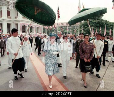 La reine Elizabeth II lors d'une promenade à l'université Chulalongkorn de Bangkok, accompagnée de la princesse Sirindhorn, diplômée en histoire de l'université, le deuxième jour de sa visite en Thaïlande. Banque D'Images