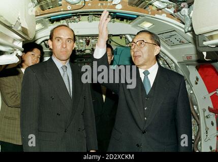 M. Li Lanqing, vice-premier ministre de la Chine, examine cet après-midi (mercredi) un avion à réaction Avro RJ 85 à l'usine British Aerospace de Woodford, Cheshire, comme le chef de la direction d'Avro Michael Donovan le regarde. Photo de Malcolm Croft/WPA ROTA. Banque D'Images