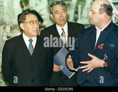 M. Li Lanqing, vice-premier ministre de la Chine, (à gauche) écoute Terry Warren d'Avro lors d'une visite de l'usine aérospatiale britannique à Woodford, Cheshire, cet après-midi (mercredi). Photo de Malcolm Croft/PA/WPA ROTA. Banque D'Images