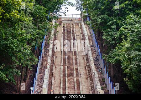 Grand escalier brisé menant à la colline. Marches de réparation escaliers en béton clos Banque D'Images