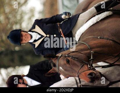 Camilla Parker-Bowles, amie du Prince de Galles, se déplace avec la chasse de Beaufort à Chevenage, Gloucester, aujourd'hui (mon) où le cheval de la princesse Michael de Kent s'est effondré et est mort à la suite d'une crise cardiaque. La princesse, une horsewoman accomplie, s'est désinstallée et a été blessée quand son mont Sprite, 19 ans. Voir PA Story ROYAL Michael. Photo de George Phillips/PA. Banque D'Images