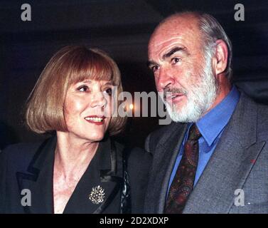 Dame Diana Rigg et Sean Connery assistent aux 1996 Evening Standard Drama Awards lors d'une cérémonie qui s'est tenue cet après-midi (vendredi) à l'hôtel Savoy de Londres et qui doit être télédiffusée ce soir par LWT. Mme Rigg a reçu le prix de la meilleure actrice après avoir joué son rôle dans « le courage et les enfants de Brecht » et comme Martha dans « qui a peur de Virginia Woolf » d'Albee. M. Connery doit faire une rare apparition pour lui présenter son prix. Voir PA Story SHOWBIZ Award/par Tony Harris/PA. Banque D'Images