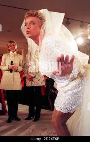 Richard Branson, le patron de Virgin rasé de près, s'habille pour l'occasion dans une superbe robe de mariée et un voile tandis qu'il rejoint les modèles de la passerelle lors du lancement aujourd'hui (mardi) de sa dernière aventure, l'ouverture de son magasin de mode « Virgin Bride » dans l'avenue Northumberland à Londres, près de Trafalgar Square. Le magasin est salué comme une révolution dans la vente de mariages britanniques, combinant mariages et lunes de miel dans un seul magasin. Voir la section Vierge AU CONSOMMATEUR du magasin PA/par Michael Crabtree/PA. Banque D'Images