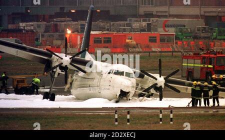 Un avion KLM Fokker 50 se trouve sur la piste sud de l'aéroport de Heathrow après s'être écrasé pendant l'atterrissage aujourd'hui (dimanche) quand son train de roulement s'est effondré. Voir PA Story AIR Crash. Photo de Tim Ockenden. Banque D'Images