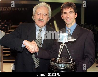 Le champion du monde de course automobile Damon Hill (à droite) se serre la main avec le présentateur de BBC Sports des Lynam, après avoir été nommé personnalité de l'année BBC Sports ce soir (dimanche). Hill a remporté le trophée convoité d'une forte opposition dirigée par la légende de l'aviron Steve Redgrave, qui était deuxième et a également remporté le prix de l'équipe avec le partenaire Matthew Pinsent, et le jockey Frankie Dettori qui a terminé troisième. Voir PA Story SPORT Awards. Photo de Rebecca Naden. Banque D'Images