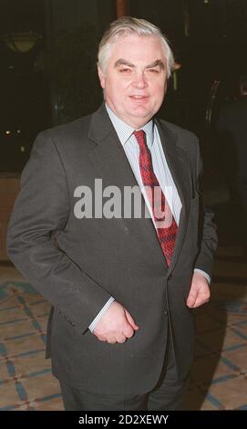 Norman Lamont arrive à l'appartement de grand standing de Lord and Lady Archer, surplombant la Tamise, dans le centre de Londres, ce soir (lundi), où les Archers organisent une fête de boissons de Noël, à laquelle le Premier ministre John Major et plusieurs membres du Cabinet ainsi que des hauts ministres comptent parmi les 600 invités.Voir PA Story POLITICS Party.Photo de Stefan Rousseau/PA.01/08/97: John Major devrait livrer un snub de séparation à l'ancien chancelier, en ne lui décernée pas un peerage dans sa liste de démissionation honneurs, à publier ce week-end.Voir PA Story POLITICS Honors.Photo de Stefan Rousseau/PA.18/ Banque D'Images