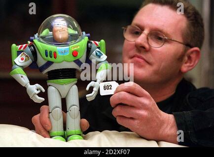 Harry Meers de Newcastle, qui aujourd'hui (mon) a acheté Buzz Lightyear, un personnage du film de grande vedette Toy Story. M. Meer a payé trois fois le prix de vente normal, en payant 70 pour le jouet qui connaît une énorme demande à l'approche de Noël. Photo d'Owen Humphreys/PA. Banque D'Images