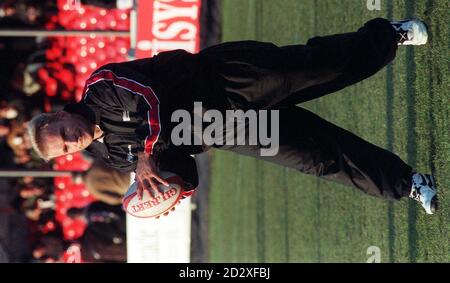 L'ancien capitaine de rugby sud-africain François Pienaar n'a jamais eu l'occasion de s'échauffer pour son premier match pour Saracens aujourd'hui après le début du match, car le terrain était trop dur.Photo de Martyn Hayhow/PA. Banque D'Images