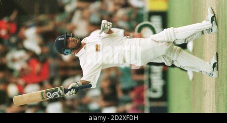 Graham Thorpe, d'Angleterre, célèbre son demi-siècle pendant le quatrième jour du deuxième match de test contre Zimbawa au Harare Sports Club. Photo David Giles/PA. Banque D'Images