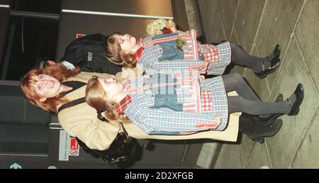 La duchesse de York avec ses filles la princesse Beatrice (à gauche) et Eugénie quittant Heathrow pour Buenos Aires aujourd'hui (Weds). Photo de Tim Ockenden. Banque D'Images