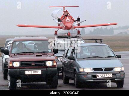 Tim Senior, pilote de Stunt, de Bishops Stortford, démontre la façon idéale de vaincre les embouteillages de Noël en étant assis dans le cockpit de son avion spécial qui est capable de sortir du toit d'un Mitsubishi Shogun dans une exposition à RAF Kemble près de Cirencester, Gloucestershire aujourd'hui (mardi). Photo Barry Batchelor/PA Banque D'Images