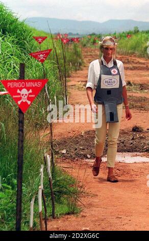 Diana, princesse de Galles, visite un champ de mines en armure pour voir pour elle-même la cause des mines de carnage, lors de sa visite en Angola où elle a plaidé avec des députés pour mettre fin aux querelles au sujet de sa visite organisée par la Croix-Rouge de l'État africain frappé. * 09/03/98: Les fiduciaires du Fonds commémoratif Diana, Princess of Wales ont annoncé la première série de subventions, d'une valeur de 13 millions, à ses organismes de bienfaisance préférés. Les organisations qui s'occupent des personnes touchées par les mines terrestres recevront une subvention de 1 million. 18/9/99 : le Ministère de la défense a lancé une enquête sur les allégations de mines antipersonnel illégales Banque D'Images