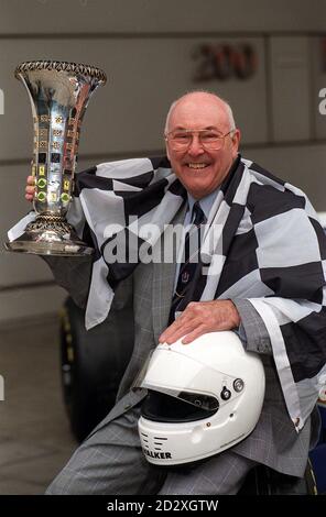 Murray Walker, commentateur de courses automobiles, au ITV Network Centre de Londres, aujourd'hui (lundi), pour le lancement de l'équipe de présentateurs de l'ITV Sport, la saison du Grand Prix de Formule 1. Walker sera rejoint par six spécialistes du sport et de la F1 alors qu'ITV prendra en charge la saison de course en mars. Photo par Rebecca Naden/PA. Voir PA Story TV Walker * 11/12/00: Walkersannonce qu'il prendra sa retraite de commenter à la fin de la saison 2001. Murray, 77 ans, qui a commenté le sport depuis 51 ans, a déclaré qu'il avait pris la décision maintenant pour raccrocher son micro pendant qu'il est à Banque D'Images