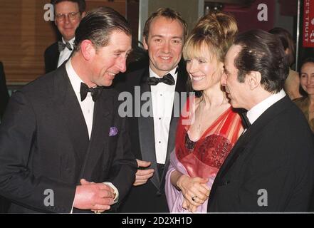 Le Prince de Galles s'adresse à l'acteur américain Al Pacino (R), en accord avec la co-star Kevin Spacey (C) et Lyndall Hobbs, lors de la première du film « Rechering for Richard », au cinéma Odeon, Leicester Square, Londres. Banque D'Images
