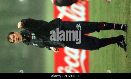 L'entraîneur d'Angleterre Glenn Hoddle dirige son équipe pendant l'entraînement de football à Bisham Abbey près de Marlow cet après-midi (vendredi). L'Angleterre joue l'Italie à Wembley mercredi prochain dans un match de qualification de la coupe du monde vital. Photo par Adam Butler/PA Banque D'Images