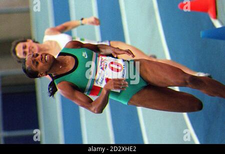 Diane Modahl mène autour du dernier coin seulement pour être pris par Hayley Parry de Swansea (arrière-plan) dans la finale des 800 mtrs de Womens. Pendant les épreuves du Championnat d'aujourd'hui (samedi) au NIA Birmingham. Les athlètes britanniques tentaient de se qualifier pour les Championnats du monde en salle qui se tiendront à Paris en mars. PHOTO DAVID JONES/PA Banque D'Images