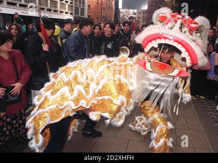 Une danse traditionnelle du lion divertit les foules célébrant le nouvel an chinois, dans le quartier chinois de Chinatown aujourd'hui (dimanche) à Londres. Photo de Michael Stephens/PA Banque D'Images