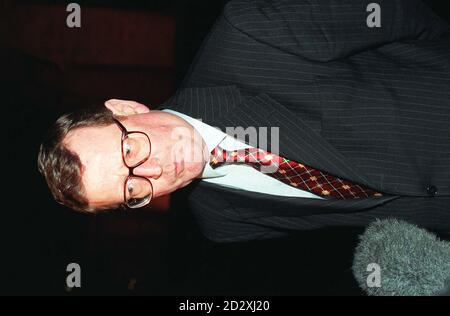 Le chef unioniste Ulster, David Trimble, parle aux médias alors qu'il quitte la Chambre des communes ce soir (lundi), après la victoire du gouvernement à 13 voix lors du vote de censure. Voir PA Story POLITICS censuse. Photo de Neil Munns. Banque D'Images