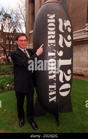 Le député travailliste Brian Wilson, au bureau central conservateur aujourd'hui (mardi), où il a signalé que le public paierait plus d'impôt sous un gouvernement conservateur.Wilson était au bureau central conservateur à titre de vice-premier ministre Michael Heseltine et de président du Parti conservateur Dr Brian Mawhinney, ils ont lancé leur nouvelle attaque par affiche électronique sur le travail ce matin.Photo de John Stillwell.Voir l'histoire de l'AP POLITICS Tory Tax Banque D'Images