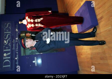 Robes de Diana : la garde de sécurité de Christie des Murphy, se dresse devant une longue robe de soirée et un manteau de queue de velours burgandy, avec une façade brodée, par Catherine Walker, portée par Diana, princesse de Galles en Corée en 1992 et pour des premières de cinéma.La robe est l'une des 80 ballasts appartenant à la princesse qui sera sous le marteau chez Christie's en juin.La vente aux enchères de charité, qui serait l'idée de son fils aîné, le Prince William, aura lieu à New York le 25 juin, les recettes étant reversées au Royal Marsden Hosptial cancer Fund et au AIDS Crisis Trust.PA.VOIR PA STORY ROYAL DIANA.Pho Banque D'Images