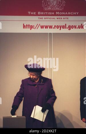 La reine Elizabeth II a visité l'école secondaire Kingsbury, Brant, pour lancer le site Web Royal. Banque D'Images