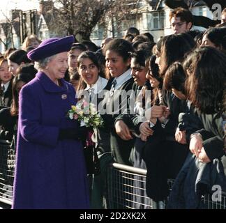 La reine Elizabeth II a visité l'école secondaire Kingsbury, Brant, pour lancer le site Web Royal. Banque D'Images