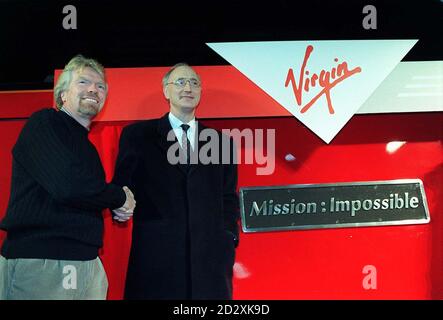 Richard Branson (à gauche) et le secrétaire aux Transports Sir George Young à Euston aujourd'hui (lundi), où il a lancé son nouveau service ferroviaire de la West Coast main Line avec une verve typique de Virgin, en branlant un emplacement étincelant de classe 90. West Coast main Line s'étend sur le côté ouest de l'Angleterre jusqu'à l'Écosse et Virgin, avec Railtrack, qui possède les lignes et les stations, prévoit d'investir 2 milliards dans la route. Photo de David Cheskin. Voir PA Story RAIL Branson. Banque D'Images