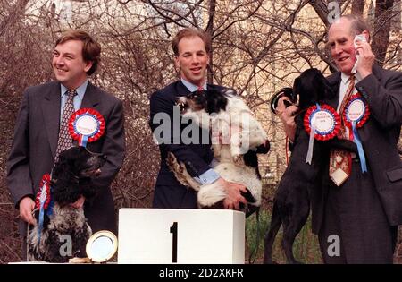 Le gagnant du concours du chien de l'année de Westminster est flanqué de la 3e place (à gauche) et de la deuxième place à Londres aujourd'hui (jeudi).(l/r) John Whittingdale (con, South Colchester et Maldon), avec Humphrey, un Blue Roan Cocker Spaniel, Phillip Oppenheim (con, Amber Valley) avec le vom a Border Collie Cross, et Peter Brooke (con, City of London et Westminster South) avec Koki, un Labrador Cross.Le concours, organisé par la Ligue nationale de défense canine et Wuffitmix Complete Dog Foods, a été mis en place pour promouvoir la propriété responsable des chiens dans toute la Grande-Bretagne.Photo de Fiona Hanson. Banque D'Images