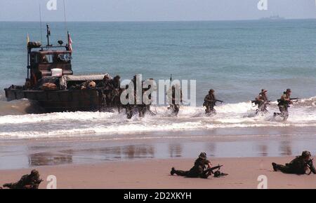 LES NAVIRES D'ATTERRISSAGE ROYAL MARINES DÉCHARGENT LES TROUPES DES FORCES ARMÉES DU BRUNEI ROYAL, DANS LE CADRE D'UN EXERCICE COMBINÉ AVEC BRUNEI, VISANT À RENFORCER LES RELATIONS BILATÉRALES DE DÉFENSE. POUR PLUS DE DÉTAILS, VEUILLEZ COMMUNIQUER AVEC LE CAPT NORMAN 0171 218 2861 * 18/02/02 British Royal Marines débarquant d'un embarcation sur une plage au Brunei. 20 Marines de l'hélicoptère et du porte-commando de la Royal Navy, HMS Ocean, débarqué accidentellement d'un embarcation sur une plage espagnole, pendant l'exercice près de Gibraltar. Ils ont séjourné sur la plage pendant cinq minutes jusqu'à ce qu'ils aient pris conscience de l'erreur. Banque D'Images