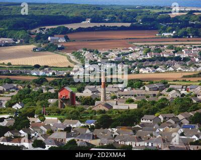 Vue sur l'arbre de Taylor à la mine East Pool, à Redruth, depuis le sommet de Carn Brea, en Cornouailles. Banque D'Images