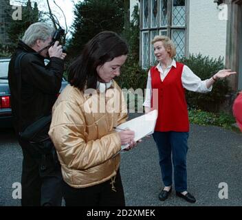 Mme Christine Hamilton, épouse de la députée conservatrice Cash for questions Neil Hamilton, demande aux journalistes de quitter la maison familiale d'Alderley Edge aujourd'hui (samedi). Pic Dave Kendall/PA. Banque D'Images