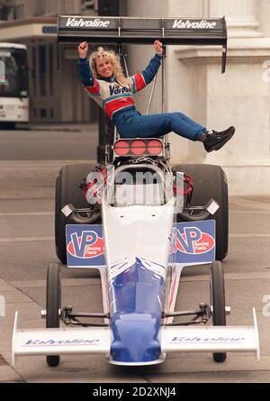 Viveca Averstedt, la pilote la plus rapide d'Europe, arrive à Londres avec sa voiture de course de dragster. L'ancien champion suédois de musculation vise à battre le record européen de Drag Racing lors de l'événement « Thunderball » du circuit de Santa Pod, du 18 au 20 avril. La tentative d'enregistrement consiste à couvrir 1/4 miles en moins de cinq secondes, pour atteindre des vitesses supérieures à 300 mph. Photo de Fiona Hanson/PA Banque D'Images