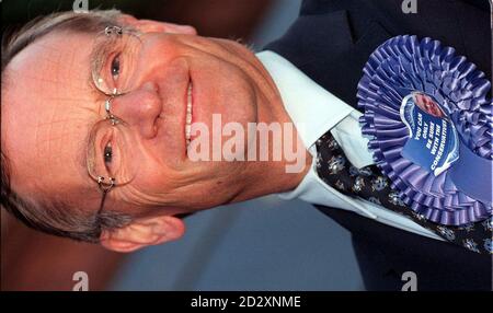 L'auteur et ancien président du parti conservateur Lord Archer s'est lancé dans une tournée éclair de sièges marginaux écossais aujourd'hui (mardi), son anniversaire, à Edinburgh Central, pour aider la cause conservatrice. Lord Archer, qui a 57 ans aujourd'hui, a déclaré que c'était une merveilleuse façon de passer son anniversaire et qu'il ferait campagne 19 heures par jour jusqu'au jour du scrutin. Photo de Louisa Buller. Voir l'histoire de PA ÉLECTION Archer. Banque D'Images