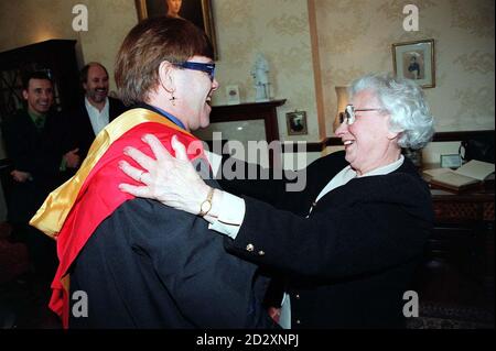 Elton John, chanteur-compositeur, est félicité par son ancienne enseignante de piano, Helen Piena, à l'Académie royale de musique à laquelle il a reçu aujourd'hui (mercredi) un titre honorifique. Les récipiendaires précédents sont Mendelssohn, Liszt et Richard Strauss . Photo Stefan Rousseau/PA. Regardez l'histoire de PA SHOWBIZ Elton. Banque D'Images