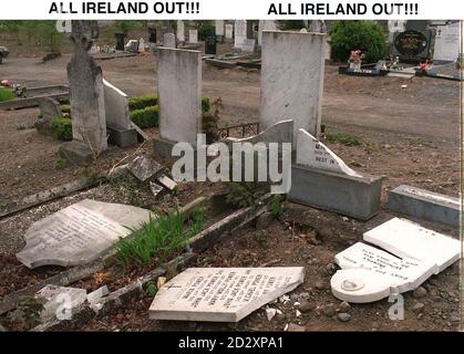 TOUTE L'IRLANDE DEHORS: La scène après que des vandales ont frappé environ 100 pierres de tête au cimetière de Glasnevin, le cimetière le plus connu de Dublin, aujourd'hui (Weds). La profanation au cimetière, lieu de sépulture des dirigeants irlandais, dont Daniel O'Connell et Michael Collins, dont la vie et la mort ont été présentées dans un film mettant en vedette Liam Neeson l'année dernière, s'étendait sur une zone de 200 yards. Aucune des tombes les plus célèbres n'a été touchée par l'attaque, lancée après qu'un gang ait arraché des rampes pour entrer dans le cimetière. Voir le cimetière IRLANDAIS de PA Story. Banque D'Images