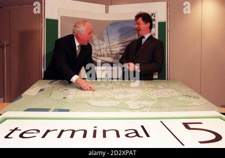 Le directeur général de BAA, Sir John Egan (à gauche) avec le directeur général de British Airway, Bob Ayling à Londres aujourd'hui (jeudi), où BAA a annoncé que le terminal 5, qui fait toujours l'objet d'une enquête publique sur un marathon, sera utilisé uniquement par BA et ses partenaires de l'alliance si et quand il est construit. Voir PA Story AIR terminal. Photo de Fiona Hanson. Banque D'Images