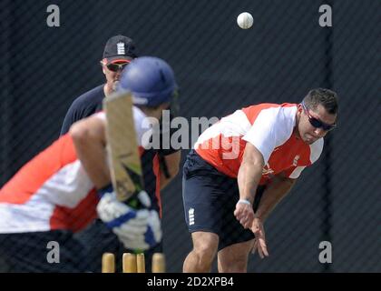 Tim Bresnan en Angleterre pendant la pratique du net au stade R. Premadasa, Colombo, Sri Lanka. Banque D'Images