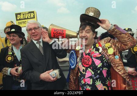 Peter Friel, Premier ministre à l'image de lui-même, écoute comme hurlant Lord Sutch, chef du Monster Raving Loony Party, qui présente trente-cinq candidats aux élections générales, donne aujourd'hui une conférence de presse sur le pont de Westminster (jeudi). Voir l'histoire de l'AP ELECTION Looney. Photo de Fiona Hanson/PA Banque D'Images