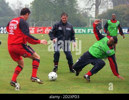 L'entraîneur d'Angleterre Glenn Hoddle (2e à gauche) se joint à l'entraînement en équipe avec (l à r) Martin Keown, Paul Ince et Ian Wright à Bisham Abbey, en préparation de leur match de qualification de coupe du monde avec la Géorgie à Wembley mercredi prochain. Photo de David Giles/PA. Banque D'Images