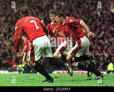 Roy Keane (à droite) célèbre le deuxième but de Manchester Utd avec ses coéquipiers Eric Cantona et David Beckham, lors du match de Premiership d'aujourd'hui (lundi) contre Middlesbrough, à Old Trafford. Photo d'Owen Humphreys/PA Banque D'Images