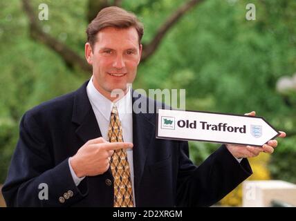 L'entraîneur de football d'Angleterre Glenn Hoddle, qui a nommé aujourd'hui (vendredi) son équipe pour les cinq prochains matchs, montre la voie à Old Trafford, où l'équipe joue en Afrique du Sud le 24 mai. Photo de Tony Harris/PA Banque D'Images