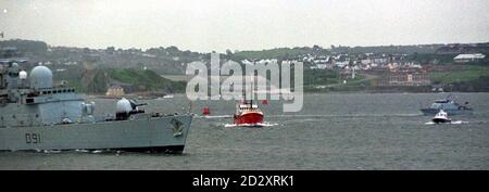 Le navire à moteur de 279 tonnes Simon de Danser, est escorté à Plymouth par des bateaux de douane et de police et le HMS Nottingham aujourd'hui (samedi) . Un deuxième Royal Marine rattaché à l'élite Special Boat Squadron comparaissait devant le tribunal aujourd'hui accusé de conspiration pour l'importation illégale de drogues, a déclaré la police. Photo de Nigel Bennett/PA. Voir PA Story TRIBUNAUX drogues. Banque D'Images