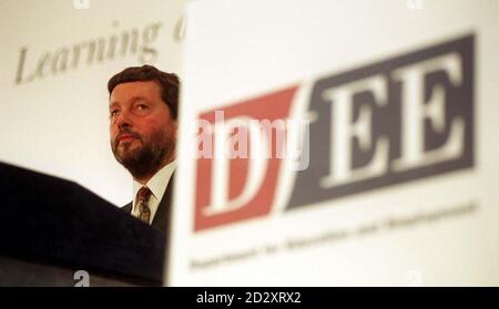 Le secrétaire à l'éducation et à l'emploi, David Blunkett, remet sa « déclaration de mission » à 2,500 fonctionnaires du ministère au Westminster Central Hall de Londres. 15/12/04: Blunkett a démissionné de son poste de ministre de l'intérieur suite à des allégations de journal selon lesquelles il a rapidement suivi un visa pour la nounou de son ex-amant. Banque D'Images