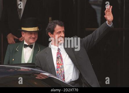 Sylvester Stallone, la star du cinéma hollywoodien, fait des vagues devant la foule de fans alors qu'il quitte l'hôtel Dorchester à Londres aujourd'hui (samedi), refusant toujours de commenter s'il doit épouser ou non sa petite amie de longue date, Jennifer Flavin au Palais de Blenheim.Voir l'histoire de PA SHOWBIZ Stallone.Photo de Stefan Rousseau/PA. Banque D'Images