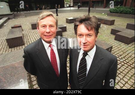 Le président de British Airways, Sir Colin Marshall (à gauche) avec le directeur général de BA, Bob Ayling, devant le SBC Warburg Conference Centre de Londres aujourd'hui (lundi) pour l'annonce des résultats de fin d'année de la compagnie. Banque D'Images