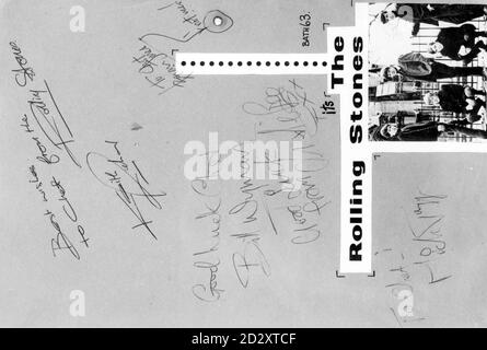 Une photographie des Rolling Stones au bas d'une carte signée, qui fait partie d'un fascinant enregistrement personnel des années 60, par 'Chet et les triomphes', formé par le chanteur principal, John Coldrick (Chet). La collection comprend trois albums et une demi-douzaine de photographies qui seront vendus par Phillips à Bath le 27 mai 1997. Voir la VENTE de l'histoire de PA Beatles. DISPONIBLE EN NOIR ET BLANC UNIQUEMENT. Banque D'Images