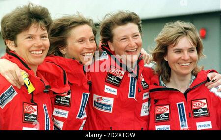 Les quatre femmes qui ont enduré cinq jours piégées sur le déIntegrating icepack de l'océan Arctique, soulagées d'être chez elles, comme elles sont arrivées à l'aéroport de Heathrow aujourd'hui (jeudi). Le quatuor, qui fait partie d'une équipe de relais de toutes les femmes, la première expédition de toutes les femmes au pôle, est devenu maroné avec des provisions de vent, pendant l'expédition, et avait déjà mangé leur dernier repas quand un avion a réussi à les atteindre. (l/r) Andre Chadwick, 32 ans, Rosie Clayton, 37 ans, la grande nièce de la reine mère, Sarah Jones, 28 ans, et Juliette, mai 33. Voir PA Story EXPEDITION Women. Photo Tim Ockenden/PA Banque D'Images