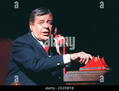 Jerry Lewis, célèbre artiste américain, en personnage et en costume pour ses débuts dans la nouvelle comédie musicale « Damn Yankees », qui débute aujourd'hui au Adelphi Theatre dans le West End de Londres (jeudi). Photo de David Giles/PA. Banque D'Images